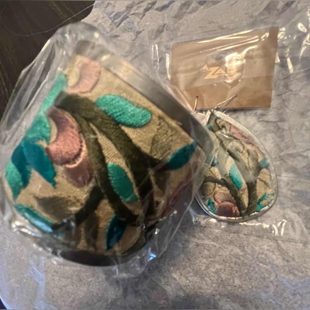 NWT Zad Handmade Floral Embroidered SET of Earrings and Bracelet Made in India - Picture 3 of 13